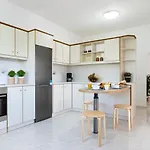 M & S - 4 Bedroom With Heated Pool Βίλα