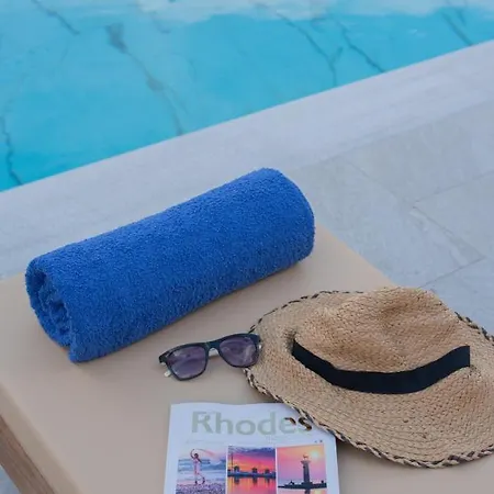 M & S - 4 Bedroom With Heated Pool Vila