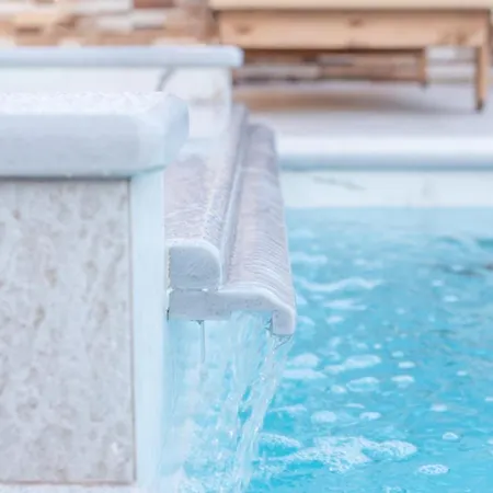 M & S - 4 Bedroom With Heated Pool Vila *