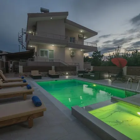 Vila M & S - 4 Bedroom With Heated Pool
