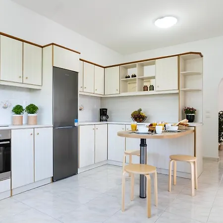 M & S - 4 Bedroom With Heated Pool Vila