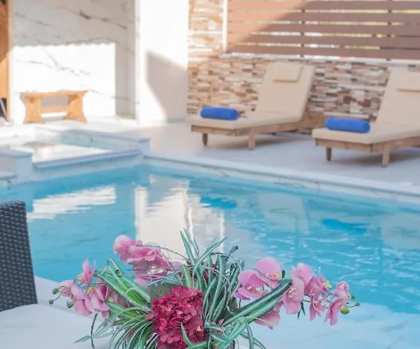 M & S - 4 Bedroom With Heated Pool *