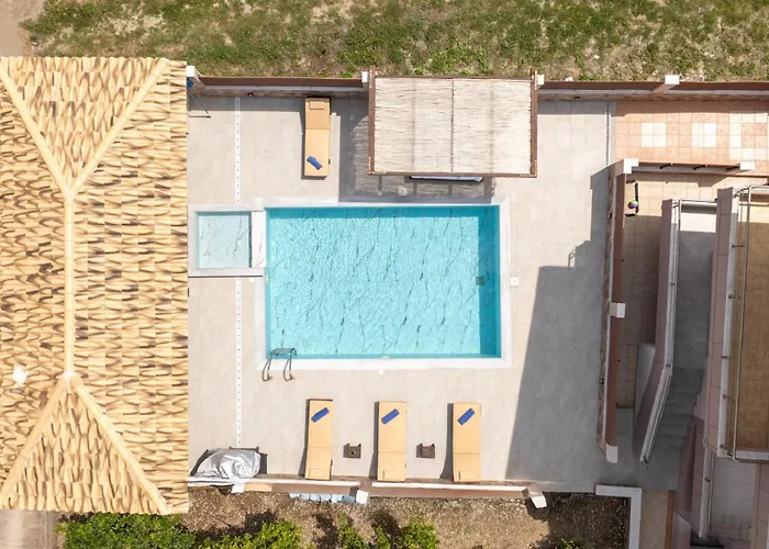 M & S - 4 Bedroom With Heated Pool 别墅