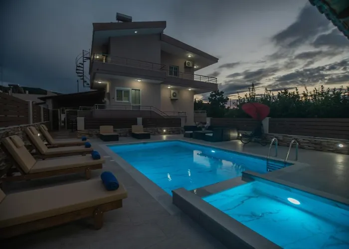 M & S - 4 Bedroom With Heated Pool