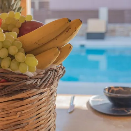 M & S - 4 Bedroom With Heated Pool