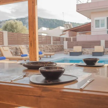 M & S - 4 Bedroom With Heated Pool *