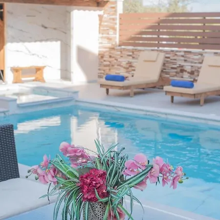 M & S - 4 Bedroom With Heated Pool *