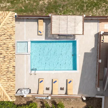 M & S - 4 Bedroom With Heated Pool Willa
