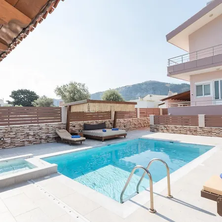 M & S - 4 Bedroom With Heated Pool *