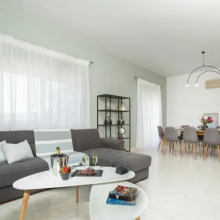 Villa M & S - 4 Bedroom With Heated Pool *