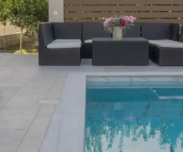 Villa M & S - 4 Bedroom With Heated Pool Pastida