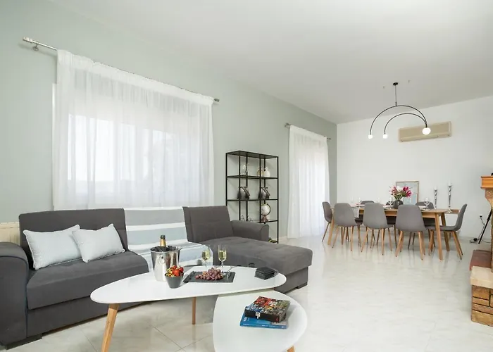 Villa M & S - 4 Bedroom With Heated Pool *