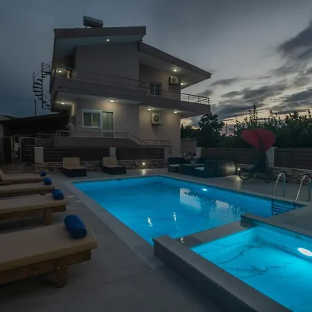 M & S - 4 Bedroom With Heated Pool