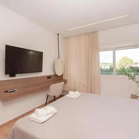M & S - 4 Bedroom With Heated Pool וילה *