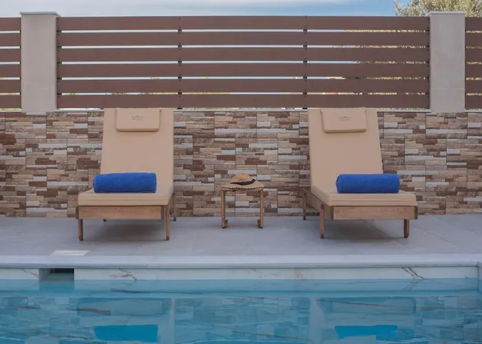 빌라 M & S - 4 Bedroom With Heated Pool