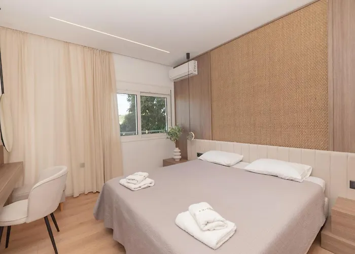 M & S - 4 Bedroom With Heated Pool *