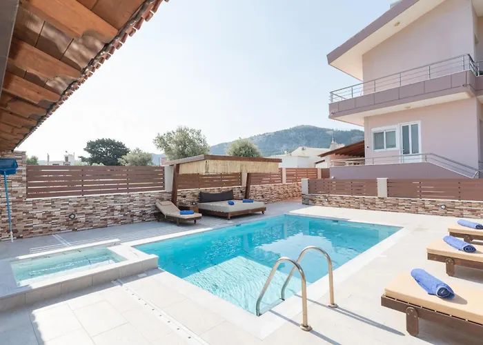 M & S - 4 Bedroom With Heated Pool *